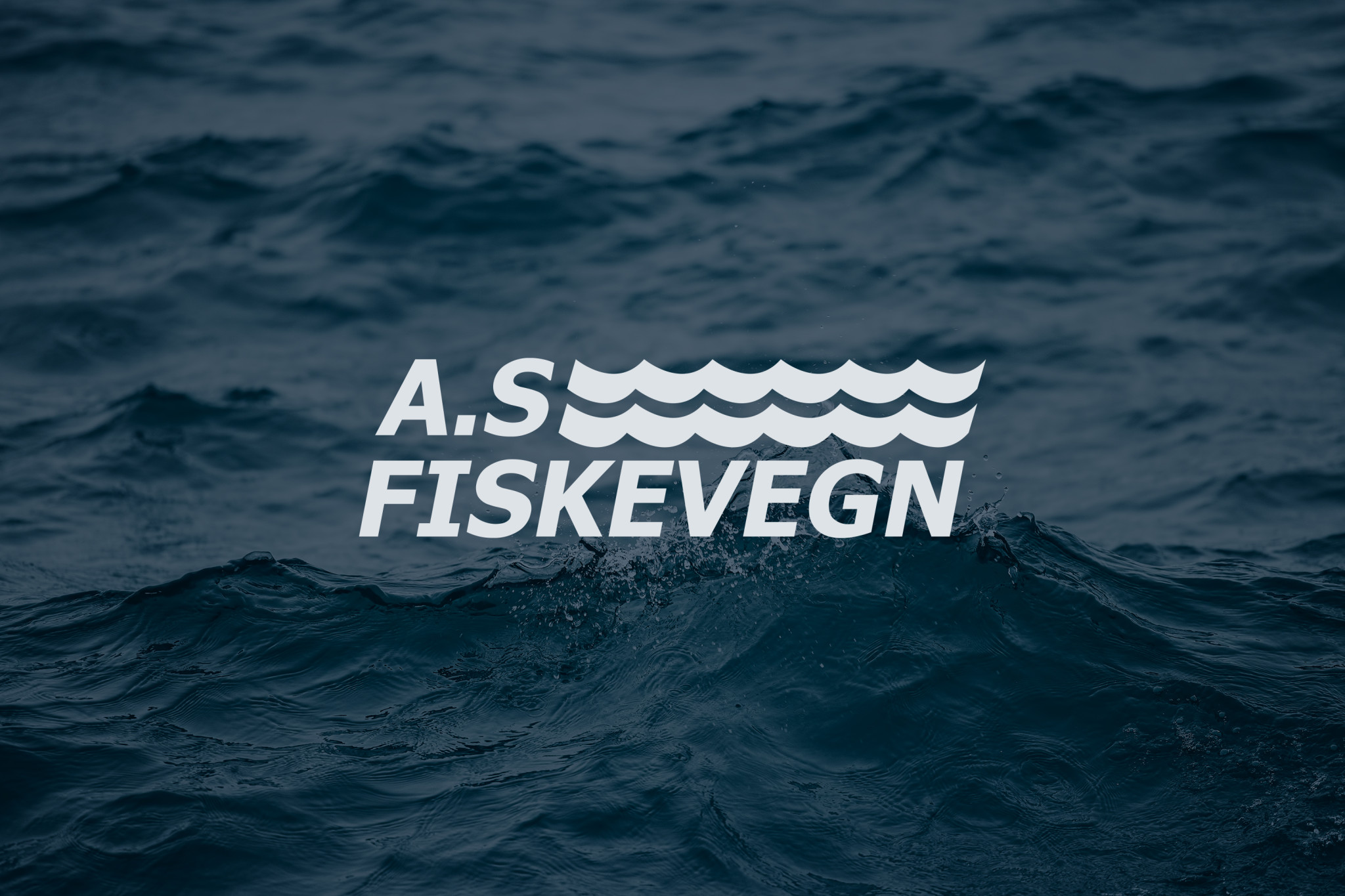 Logo til AS Fiskevegn over en bakgrunn av sjø og bølger