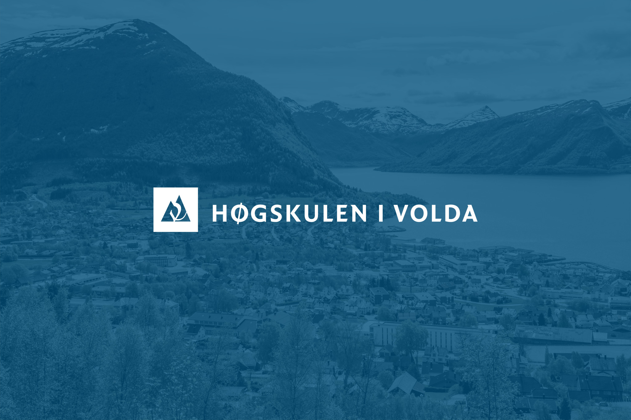 Logo til høgskulen i Volda er plassert over et bilde av bygda med blått filter lagt over