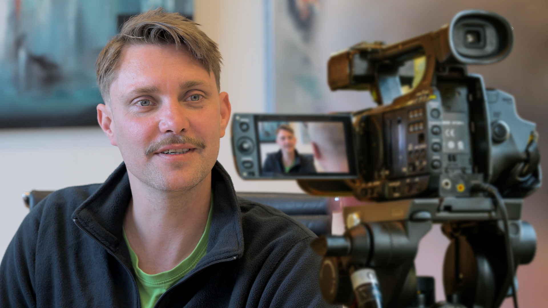 Scene fra film laget for Libra – nærklipp av en ansatt i Libra.