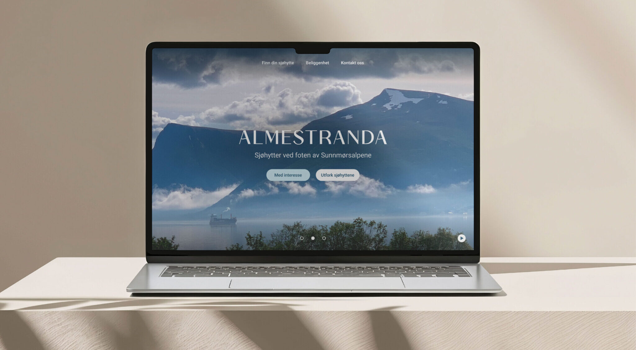 Mockup av en laptop som viser webdesign for hytteprosjekt