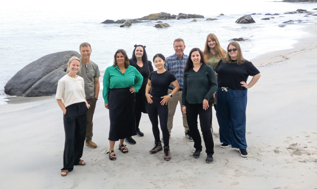 Ansatte i Fantastiske Osberget samlet på strand