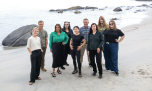 Ansatte i Fantastiske Osberget samlet på strand