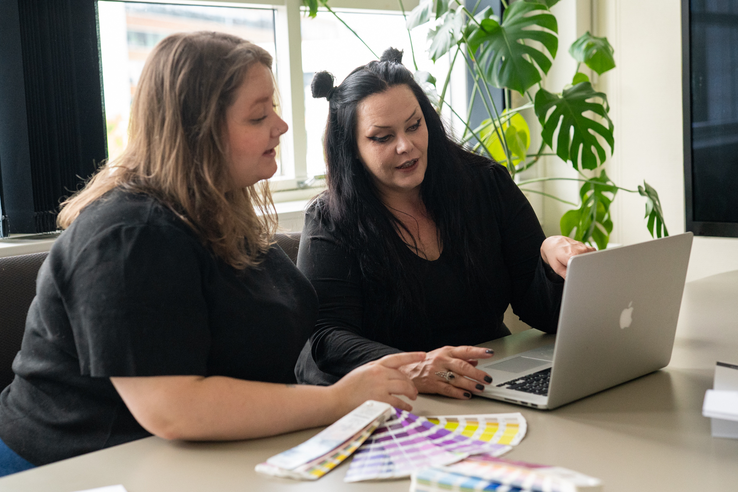 Markedsføringsteam jobber med SEO-strategi på laptop.