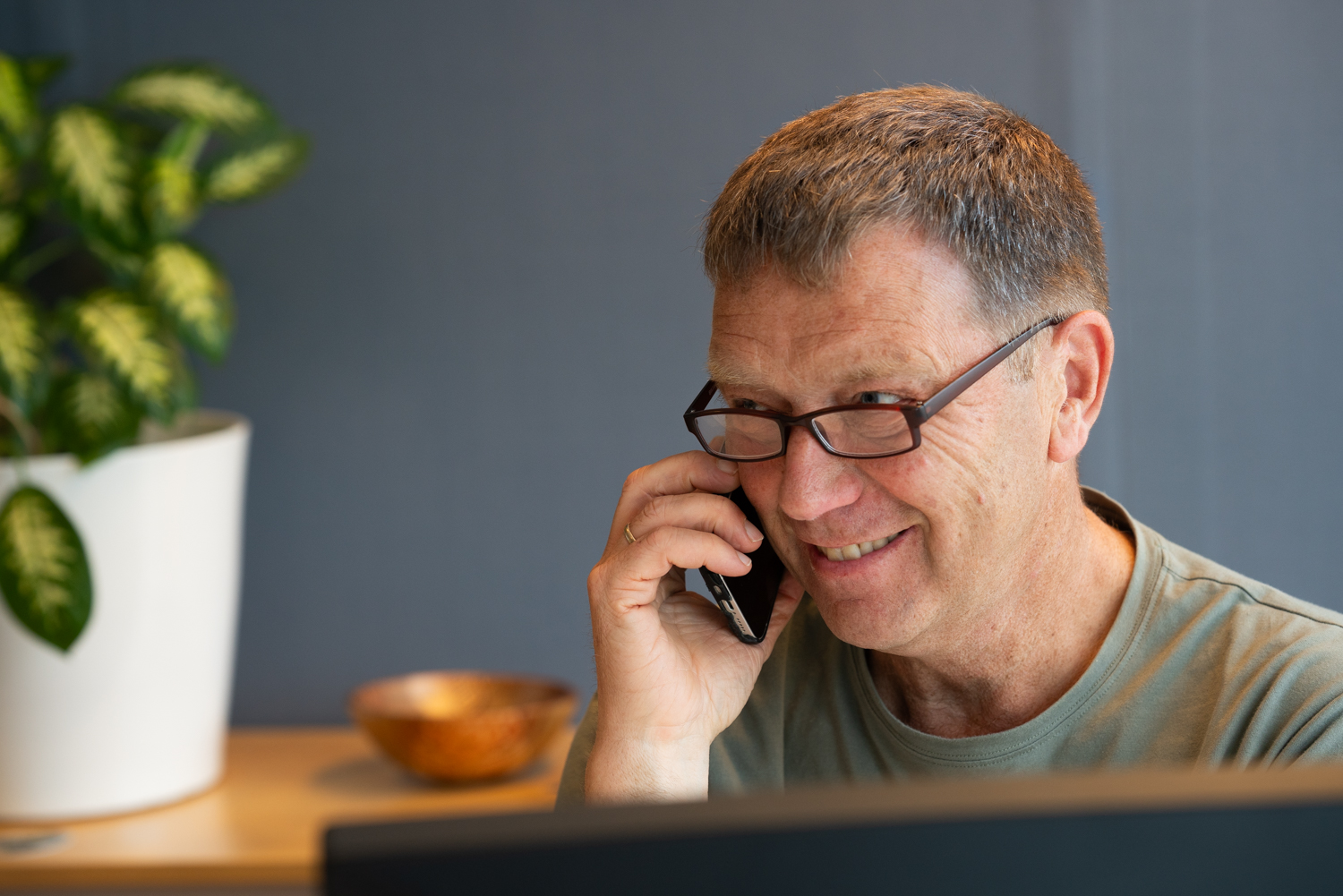 Designer som rådgiver på telefon