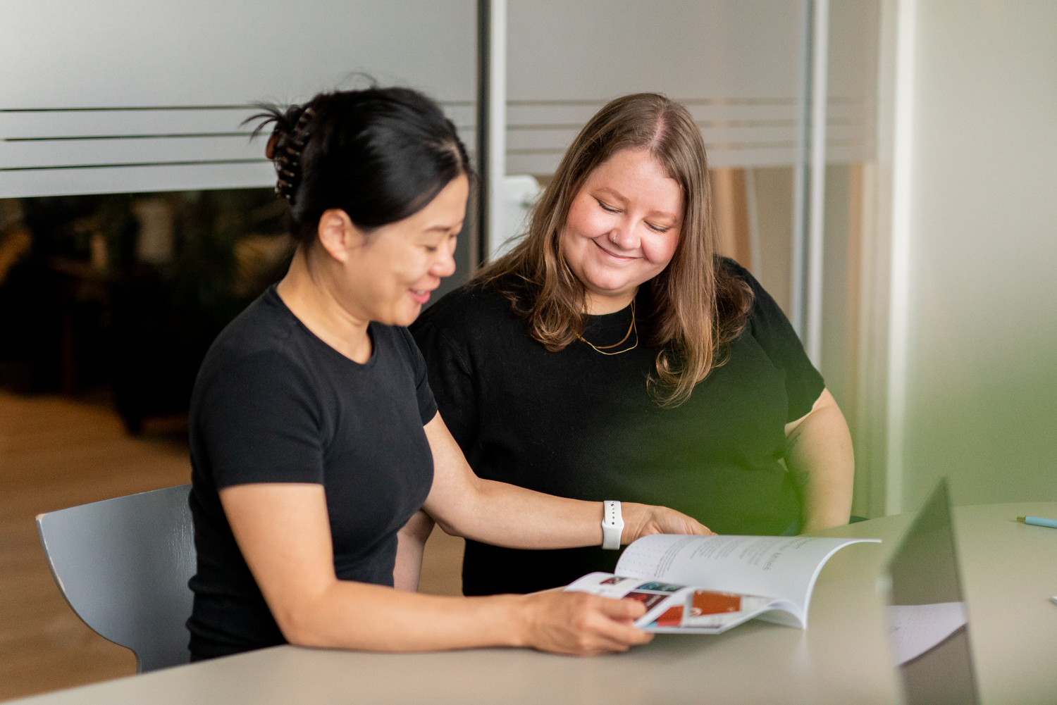 to designere diskuterer designarbeid i en katalog