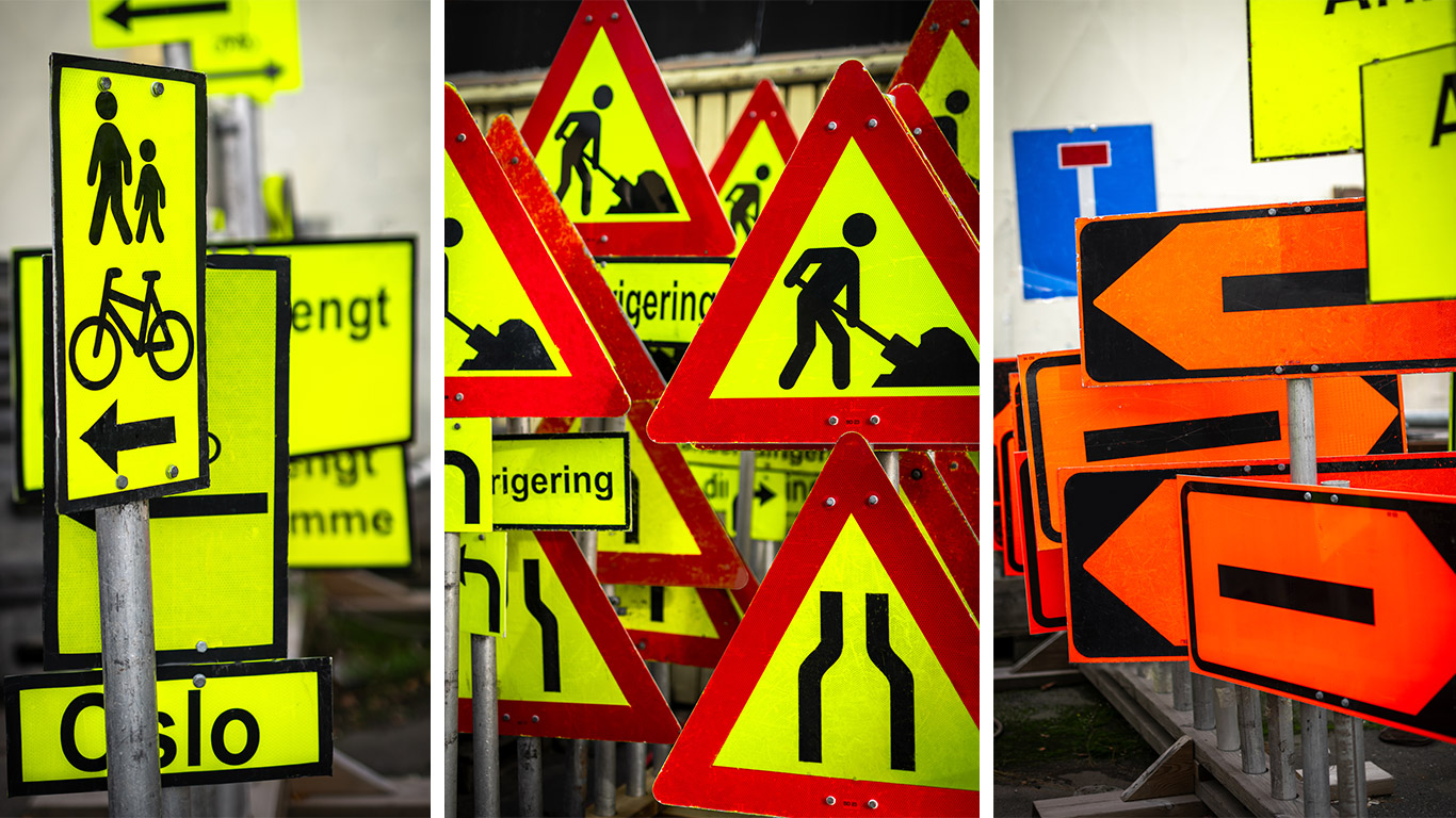 Samling av trafikkskilt for veiarbeid, omkjøring og trafikkdirigering