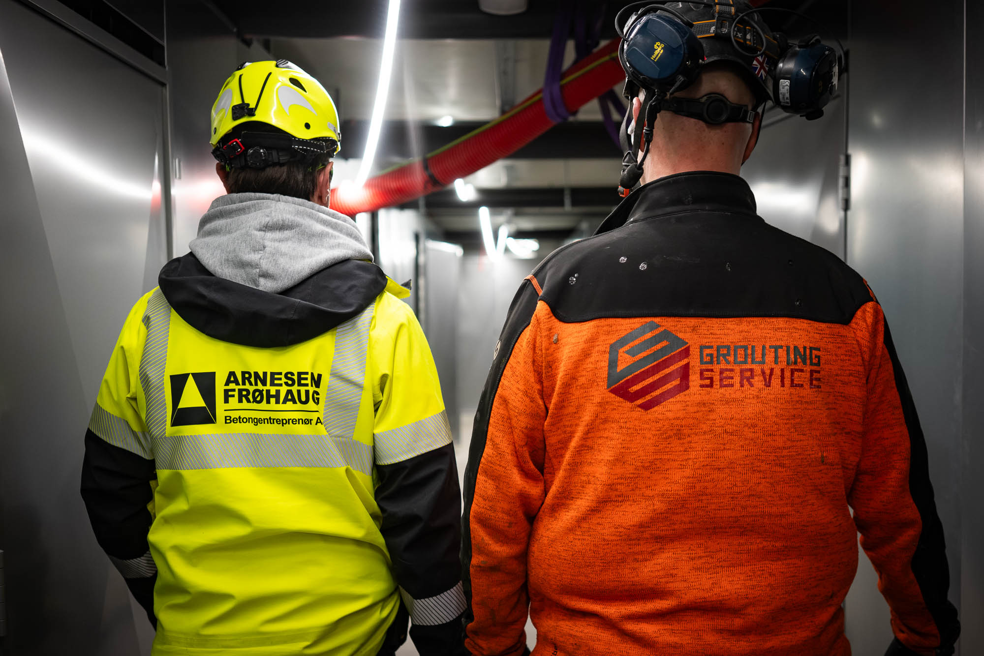 Ansatte fra Arnesen Frøhaug og Grouting Service side om side på byggeplassen