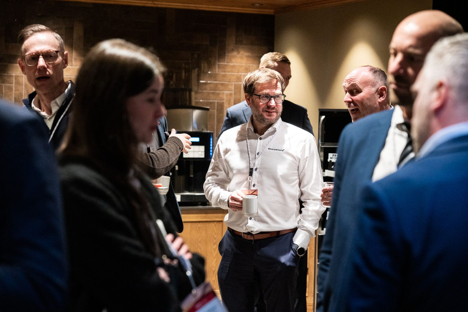 Deltakere møtes til samtale og nettverksbygging under konferansen
