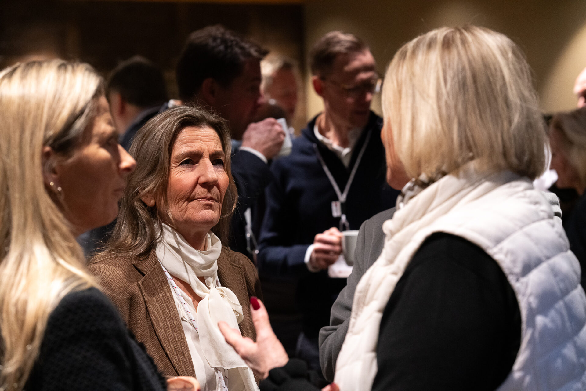 Deltakere i samtale i en pause under Erfaringskonferansen 2026