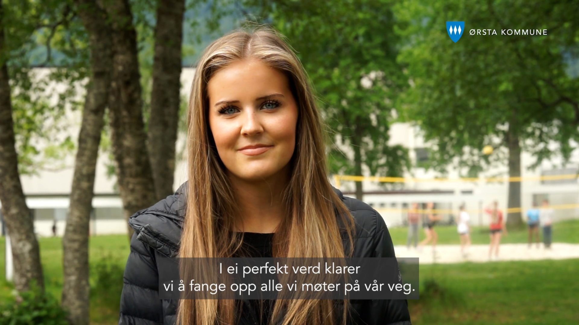 Ung kvinne som snakker til kamera utendørs ved en skole i Ørsta.