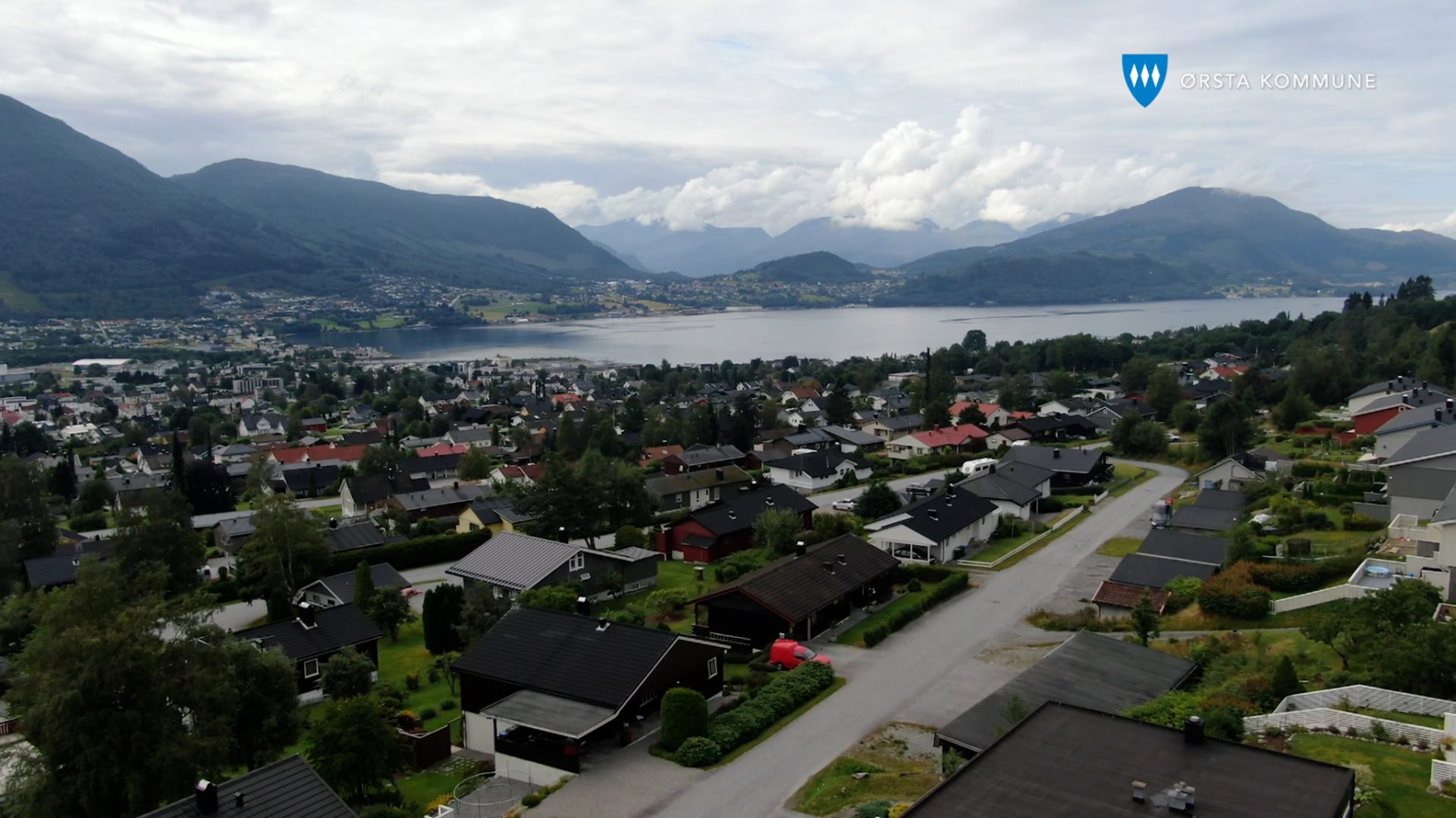 Oversiktsbilde av boligområder, fjord og fjell i Ørsta.