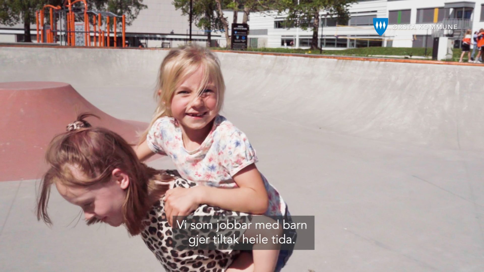 To jenter som leker sammen i en skatepark.