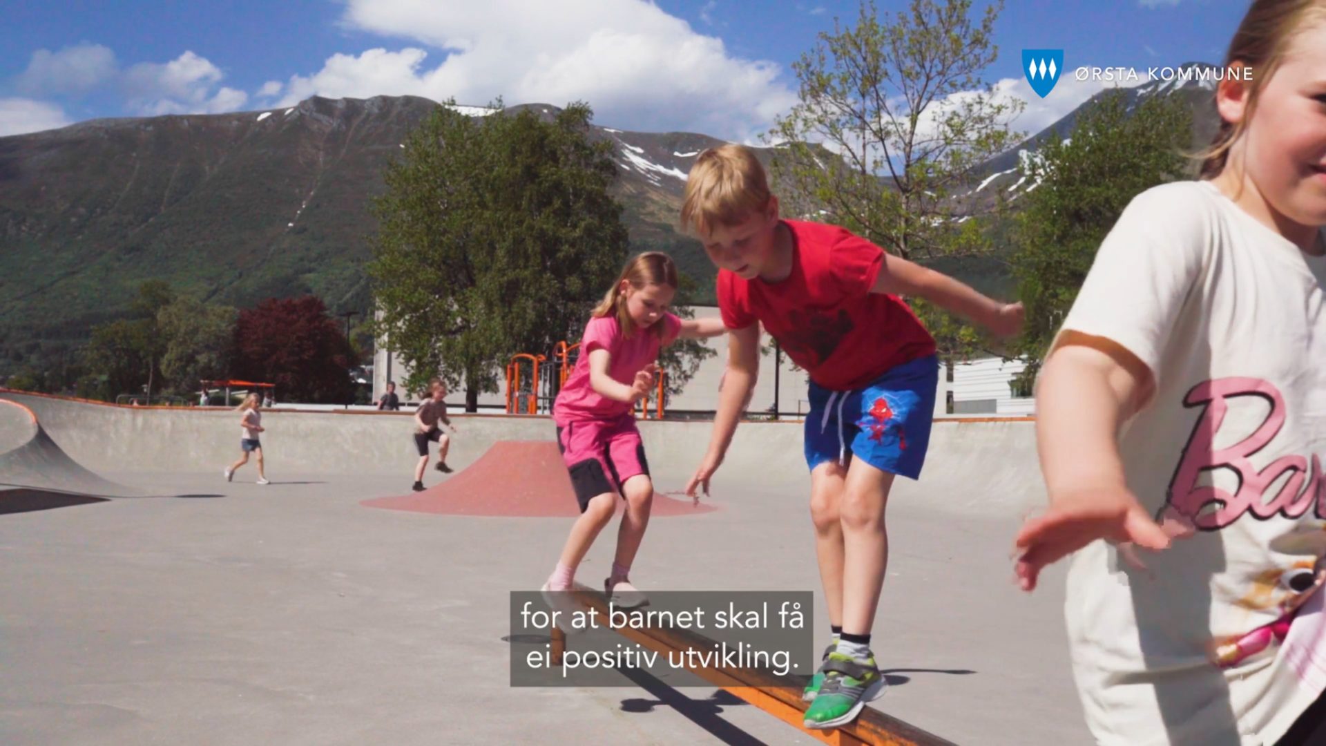 Barn som løper og leker sammen i en skatepark i Ørsta.