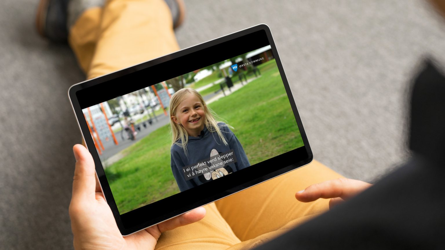 BTI-filmen for Ørsta kommune vist på et nettbrett, med en jente som snakker til kamera.