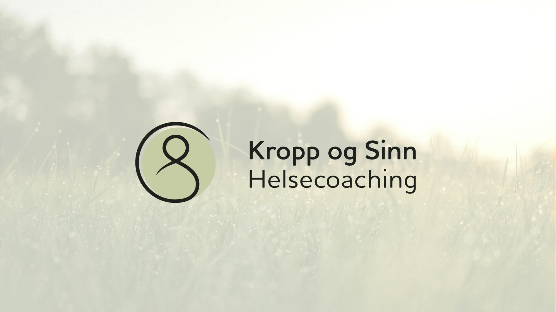 Logo for Kropp og Sinn Helsecoaching på bakgrunn av gress i morgensol