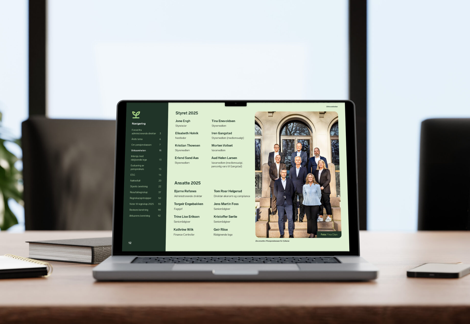 Årsberetningen vist på en laptop, med oversikt over styret og ansatte i Pensjonskassen for fylkene.