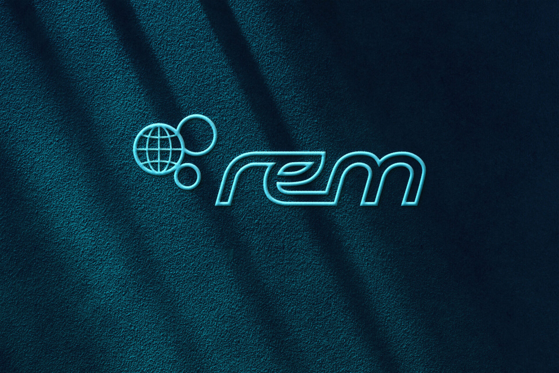Oppdatert Rem Offshore-logo i turkis på en mørkeblå overflate.