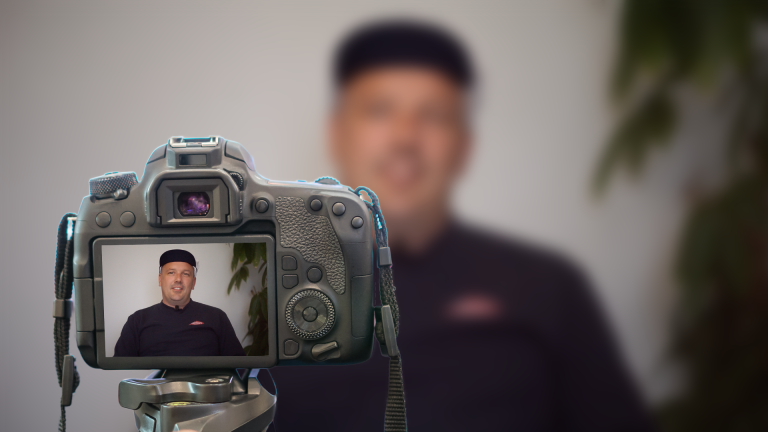 Kamera på stativ under filming av Kenneth Lerum, prosjektleder hos Lerum.