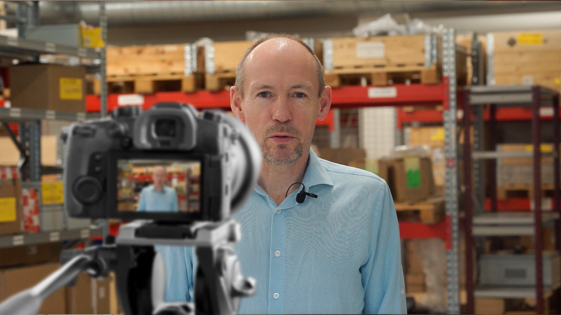 Kamera på stativ under filming av Finn-Ove Kvalsvik, VP Service og ettermarked i Servi.
