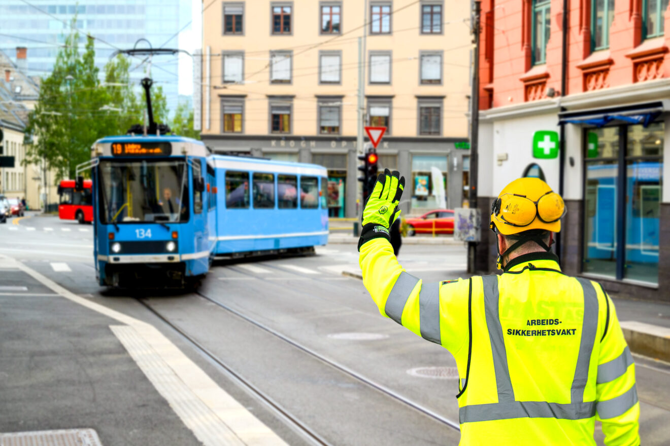 Trikkevakt fra Hast AS gir signal til en trikk i Oslo