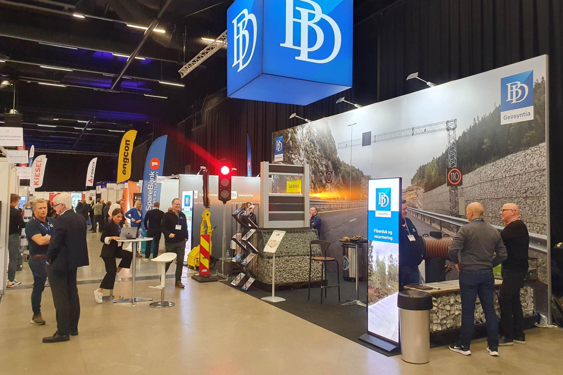 Foto av venstre del av standen med blå kube med BD logo over