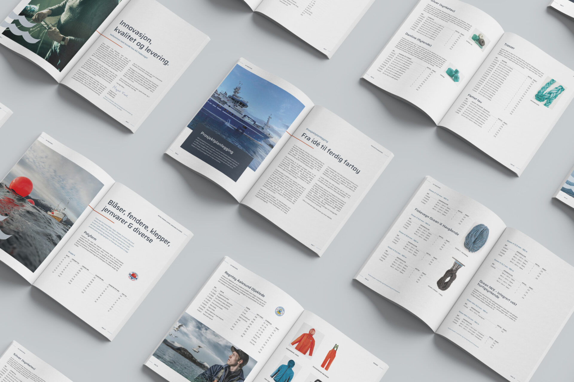 Mockup av Fiskevegns produktkatalog, med oppslag som kombinerer produktinformasjon, maritime bilder og den nye visuelle identiteten.