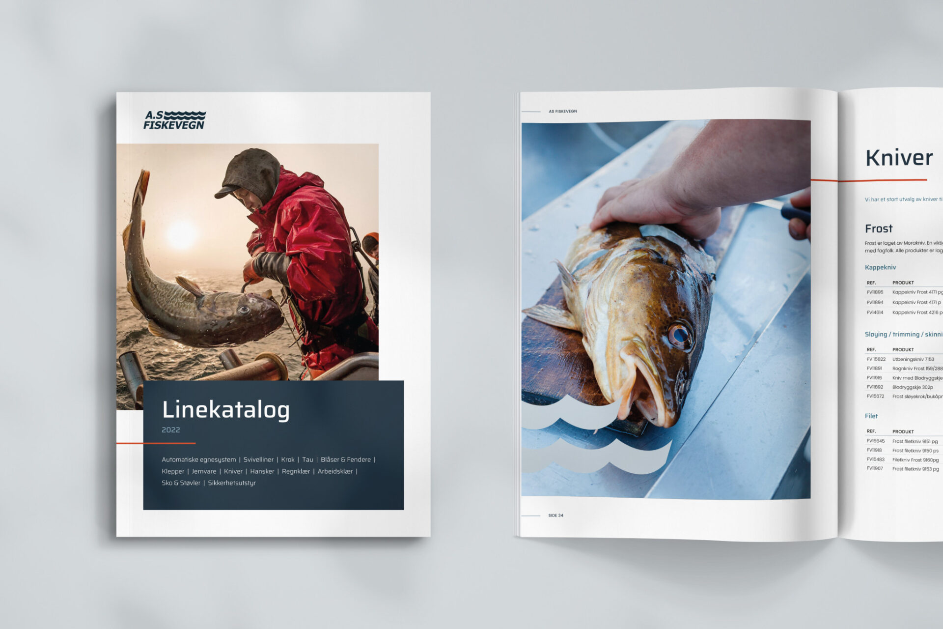 Mockup av Fiskevegns linekatalog, med forside og et produktoppslag om kniver, illustrert med bilder fra fiskerinæringen.
