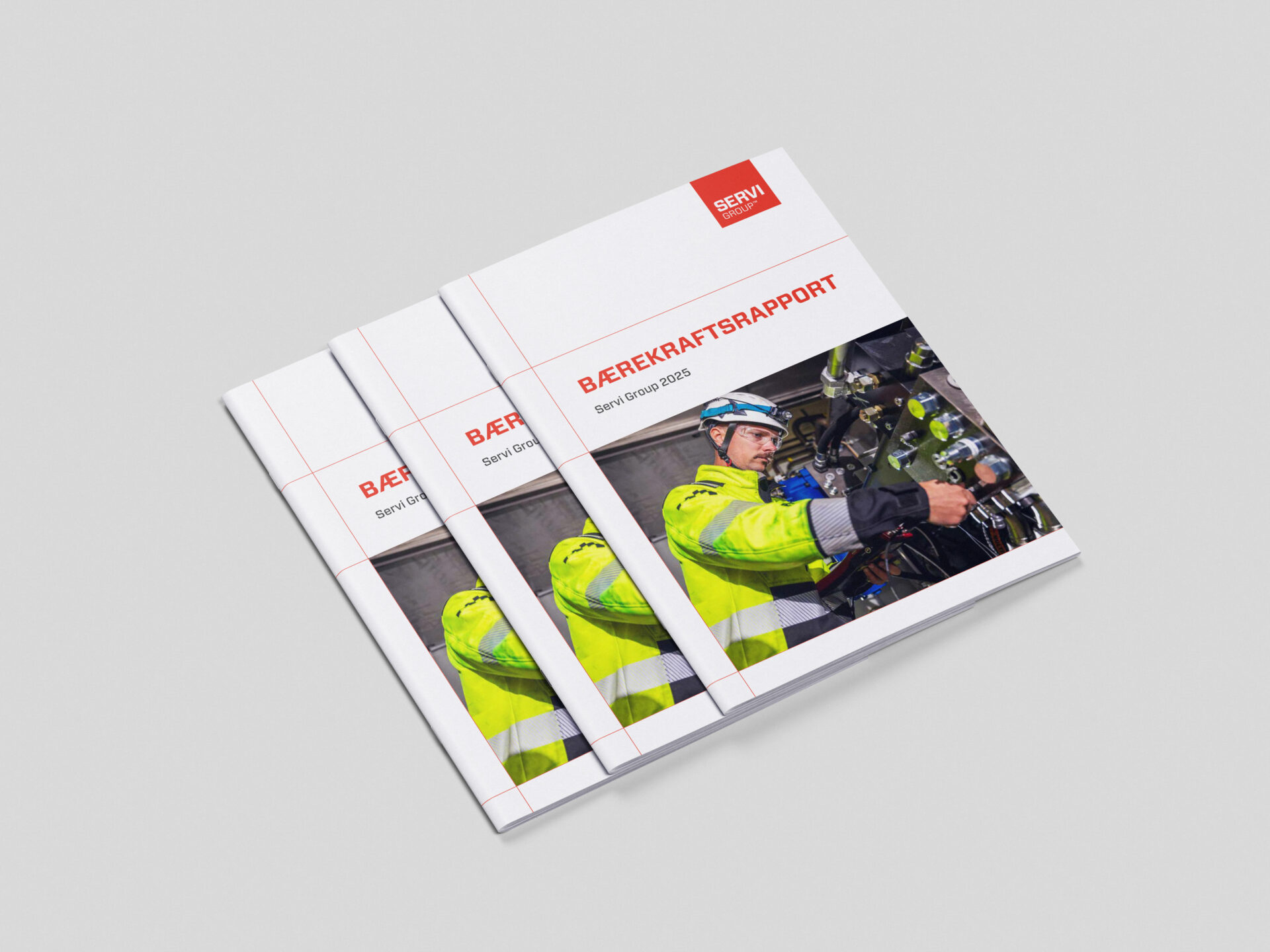 Forsiden til Servi Groups bærekraftsrapport med foto av en ansatt som arbeider med teknisk utstyr.