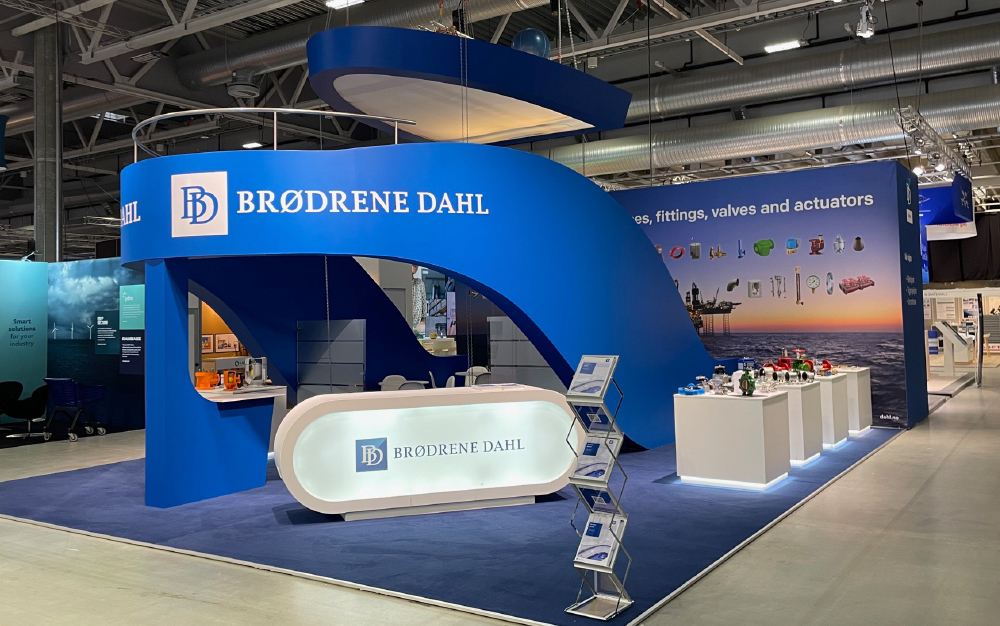 Blå messestand formet som et skip med Brødrene Dahl logo