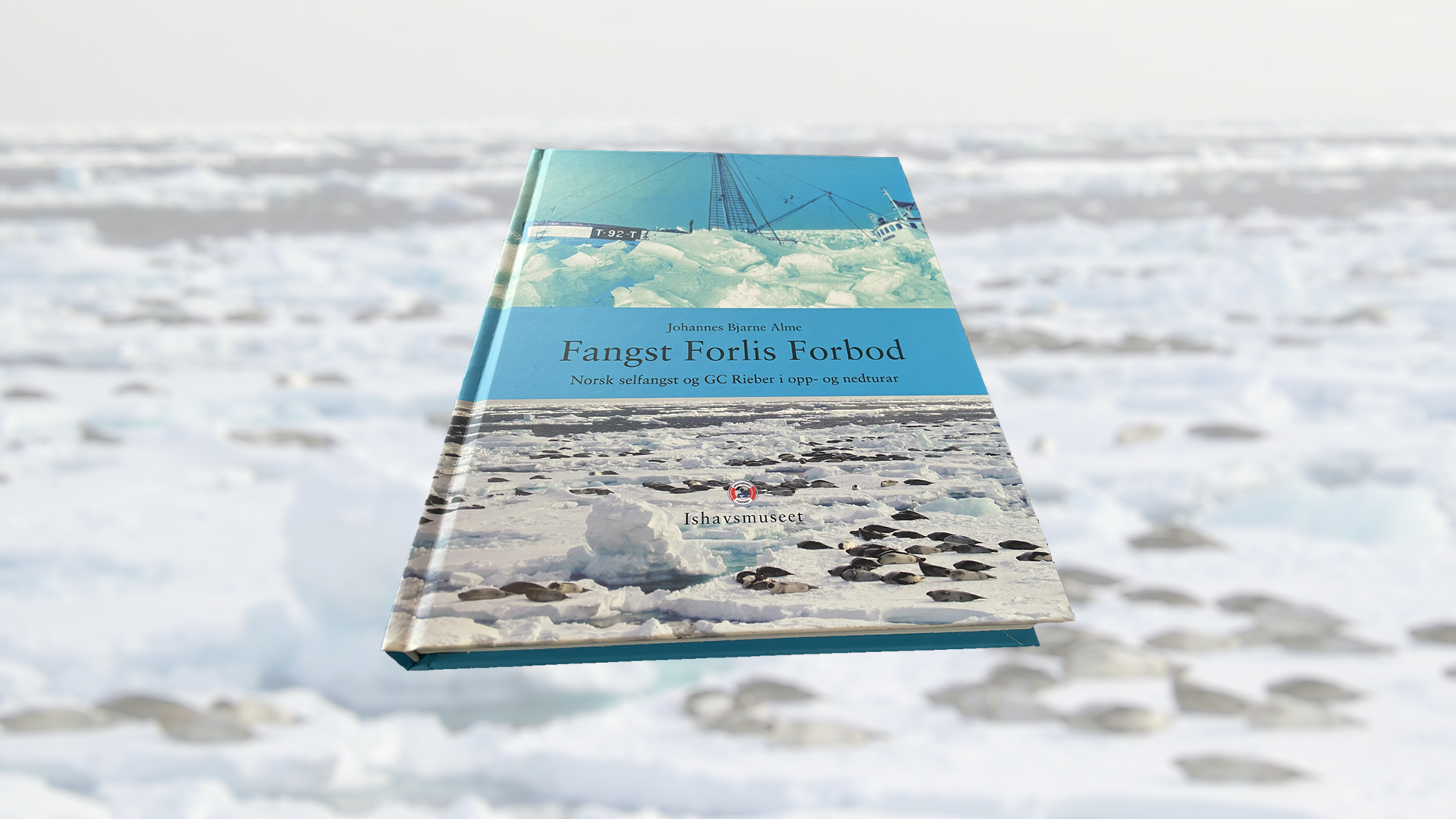 Bokomslag til «Fangst Forlis Forbod» med selfangstskute på havet