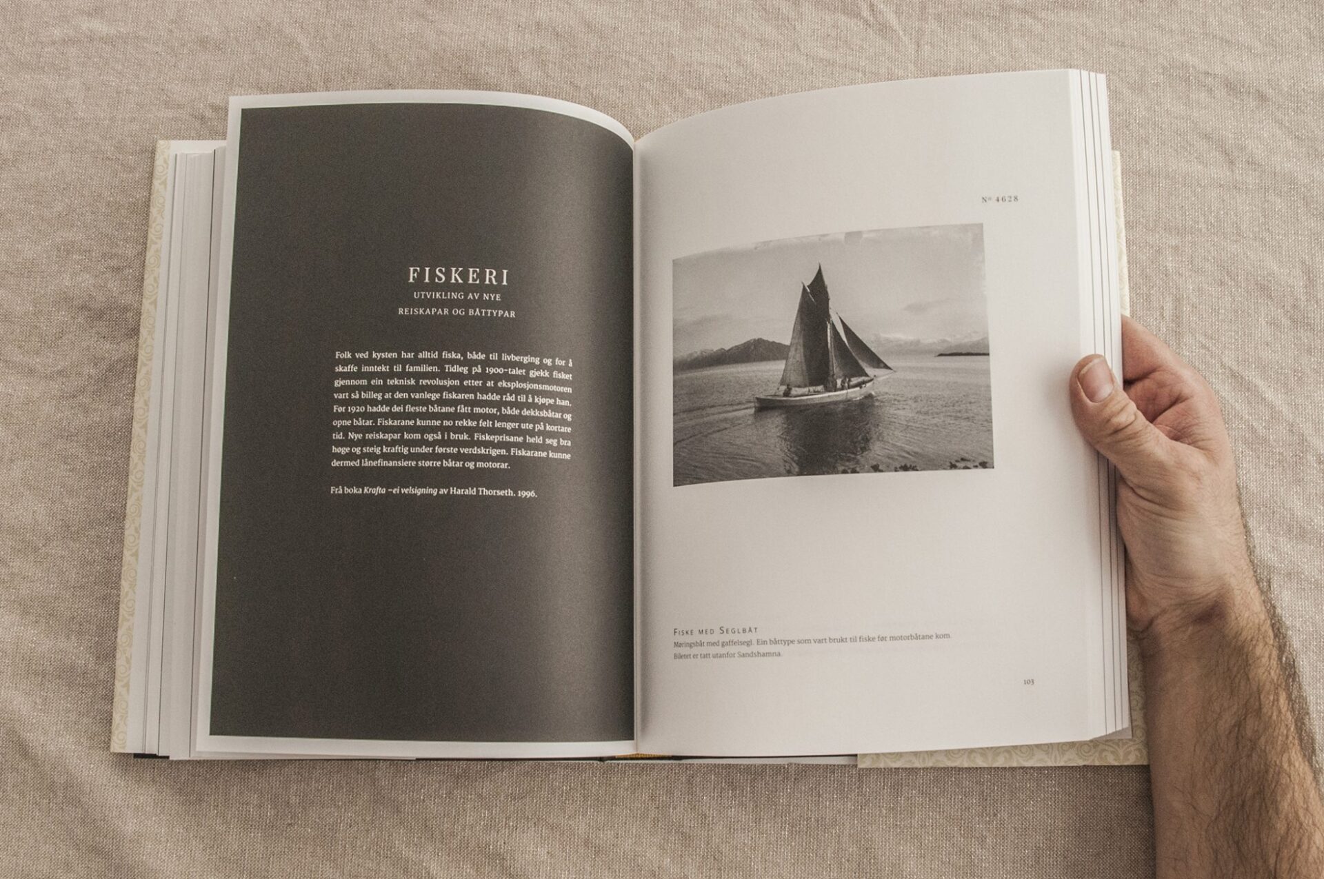 Oppslag i boka om fiskeri med historisk fotografi av en seilbåt.