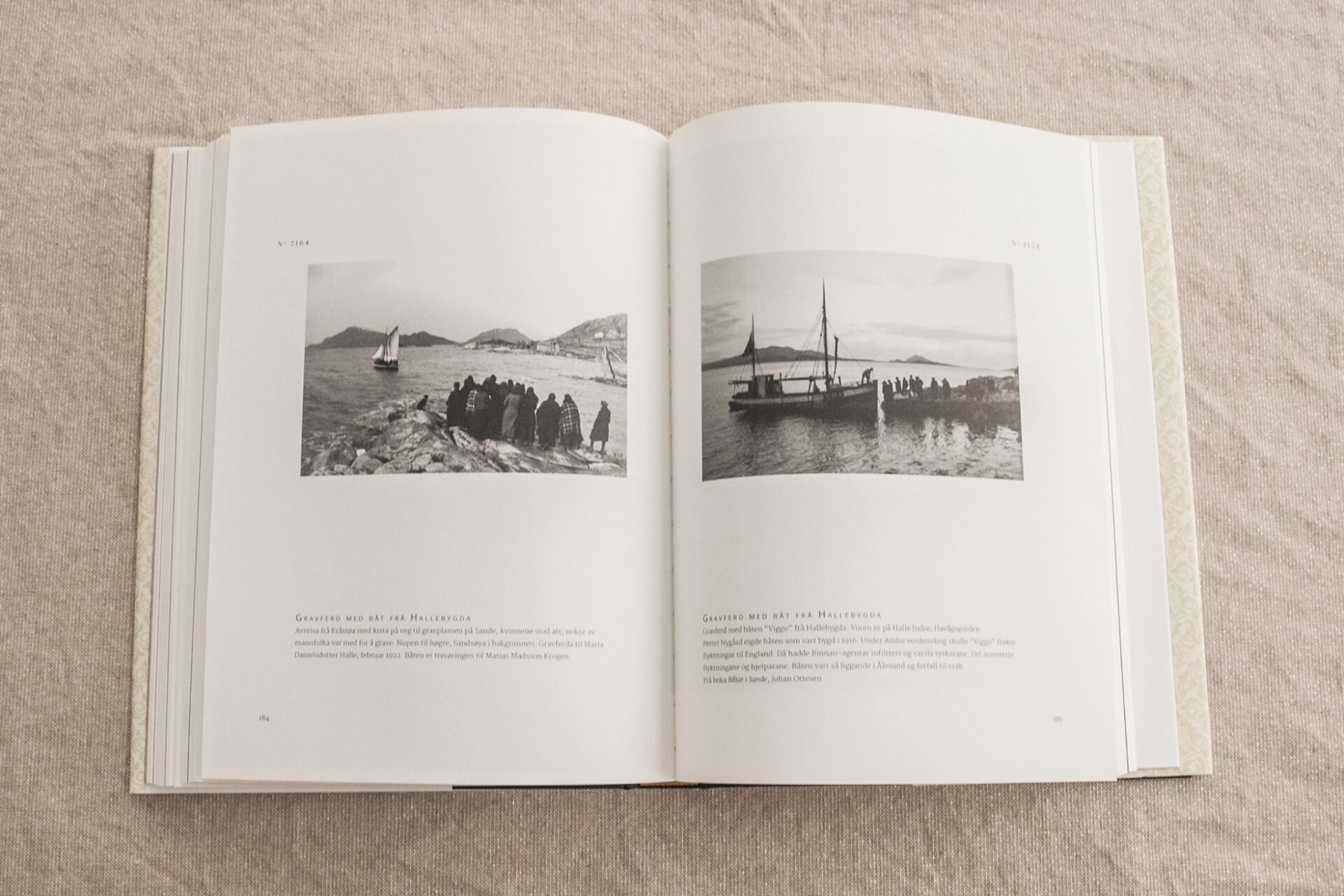 Oppslag i boka med historiske fotografier av båter og mennesker ved sjøen.