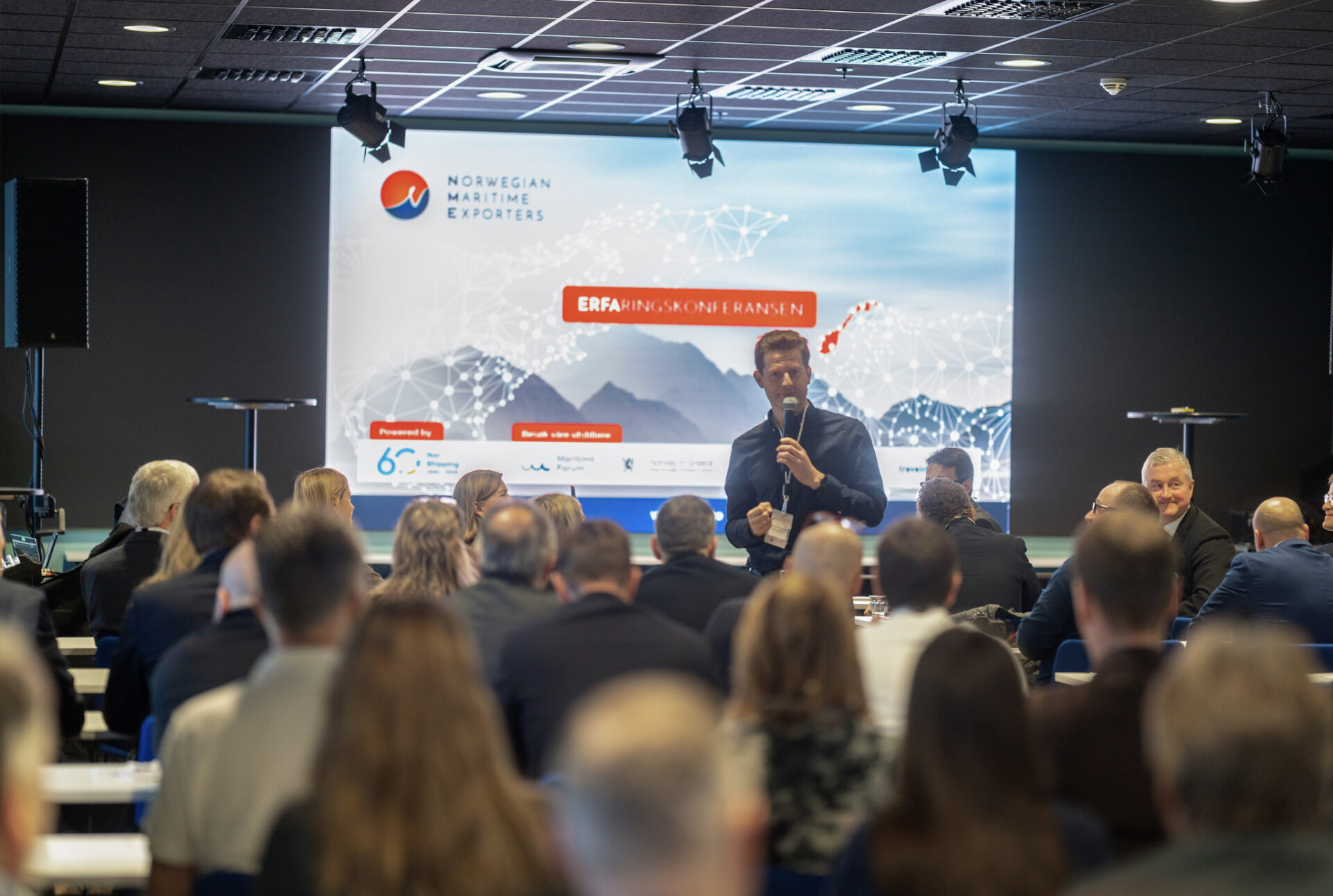 Publikum på konferanse.