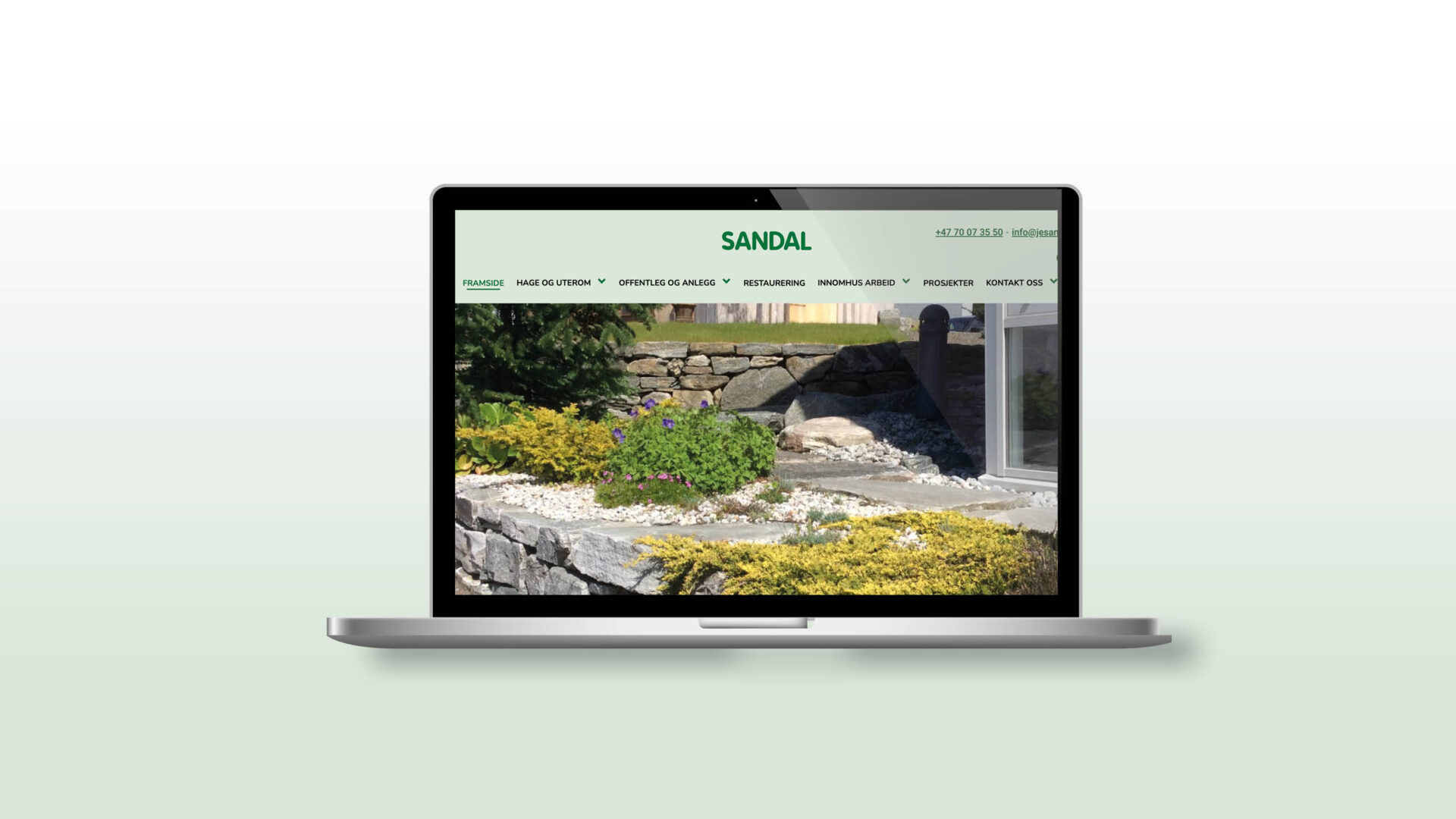 Laptop viser bilde av hjemmesiden