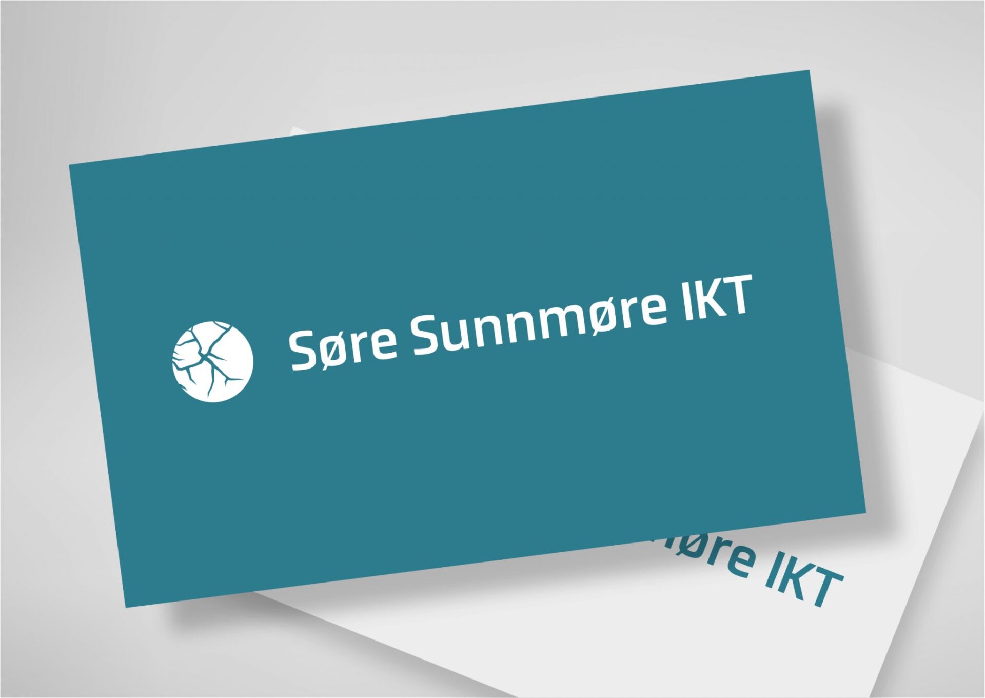 Søre Sunnmøre IKTs logo i hvitt på et turkis visittkort med et sirkelformet symbol av fjordene.