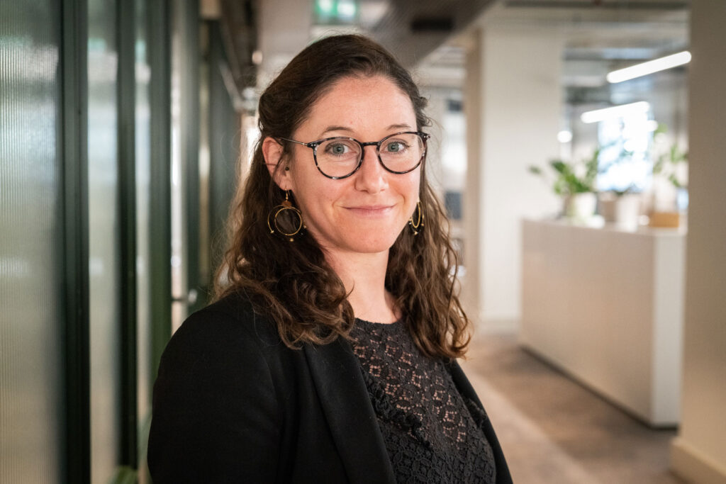 Laura fouilland står i gangen på kontoret