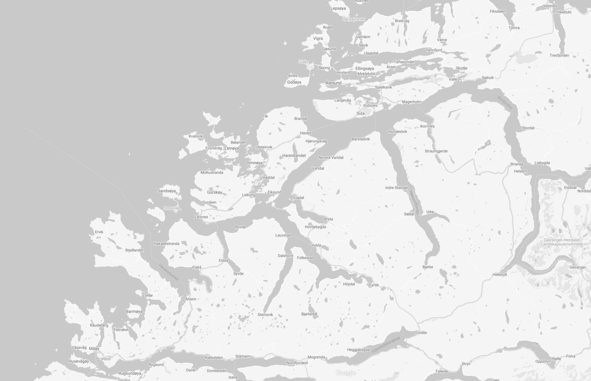 Kart i gråtoner over Sunnmøre med fjorder, øyer og stedsnavn.